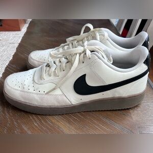 Nike Men’s Low Top Court Sneakers white Black Size 9